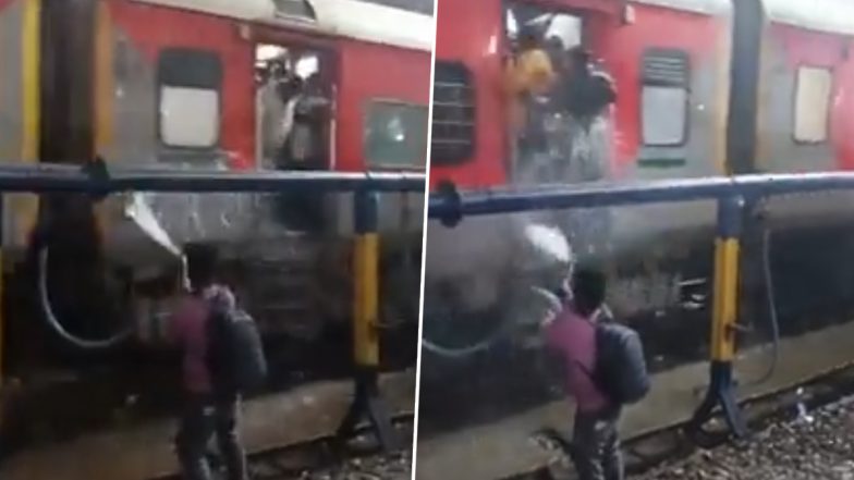 Viral Video: शख्स ने चलती ट्रेन में चढ़े यात्रियों पर पानी की पाइप के प्रेशर से किया हमला, देखें वायरल वीडियो