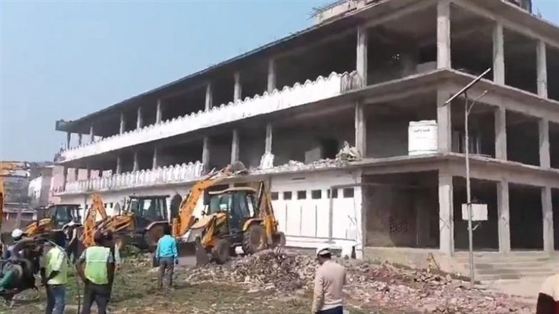 Kushinagar Mosque Demolition: कुशीनगर में मदनी मस्जिद पर चला बुलडोजर, प्रशासन ने अवैध निर्माण किया ध्वस्त; VIDEO