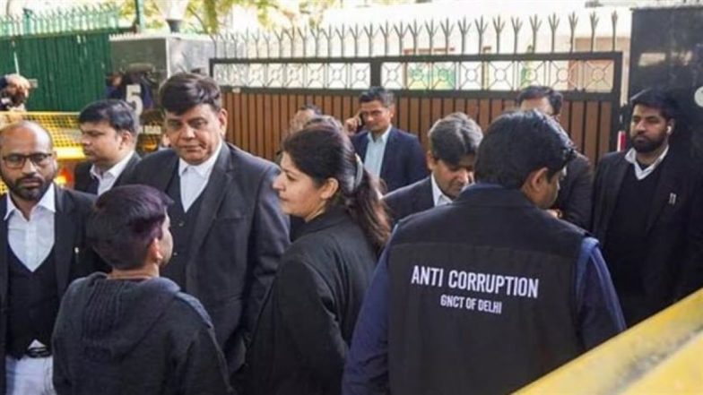 केजरीवाल के घर डेढ़ घंटे रुकी ACB, पूछे ये 5 सवाल, 15 करोड़ वाले आरोप पर दिया नोटिस
