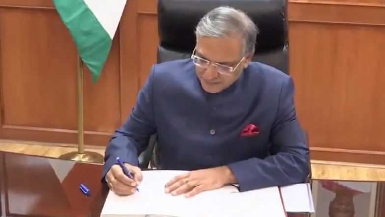 Gyanesh Kumar Takes Charge as CEC: भारत के मुख्य चुनाव आयुक्त बने ज्ञानेश कुमार, कार्यालय पहुंचने के बाद संभाला पदभार (Watch Video)