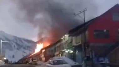 Jammu-Kashmir Fire: जम्मू-कश्मीर के सोनमर्ग के मुख्य बाजार में लगी भीषण आग, अफरा-तफरी के बीच काबू पाने की कोशिश जारी, देखें VIDEO