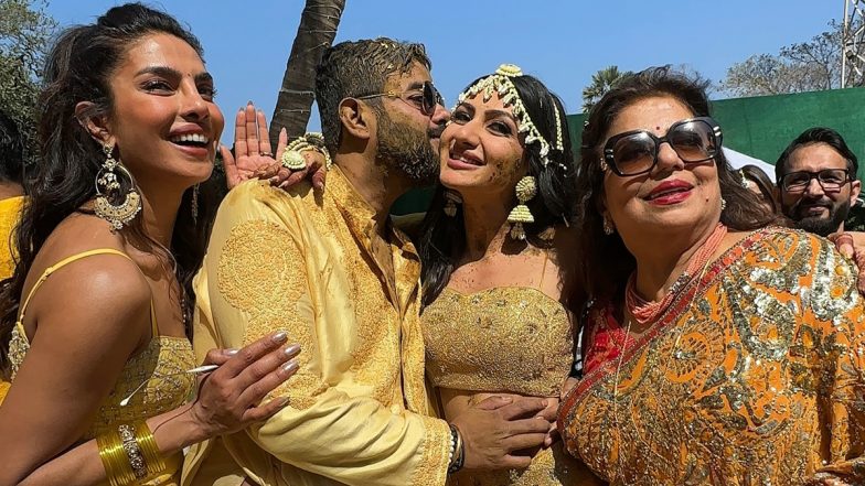 Priyanka Chopra&rsquo;s Brother Sidharth&rsquo;s Haldi: प्रियंका चोपड़ा के भाई सिद्धार्थ की हल्दी में दिखा फुल धूमधड़ाका, एक साथ ठुमके लगाते दिखा परिवार (View Pics and Watch Video)