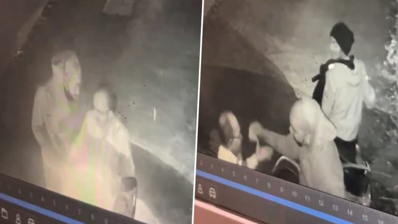 Pune Loot Video: महाराष्ट्र के पुणे में लूट, मंदिर से दर्शन कर घर लौट रहे शख्स से लूटेरों ने ₹11,000 छीनकर हुए फरार, वीडियो CCTV में कैद