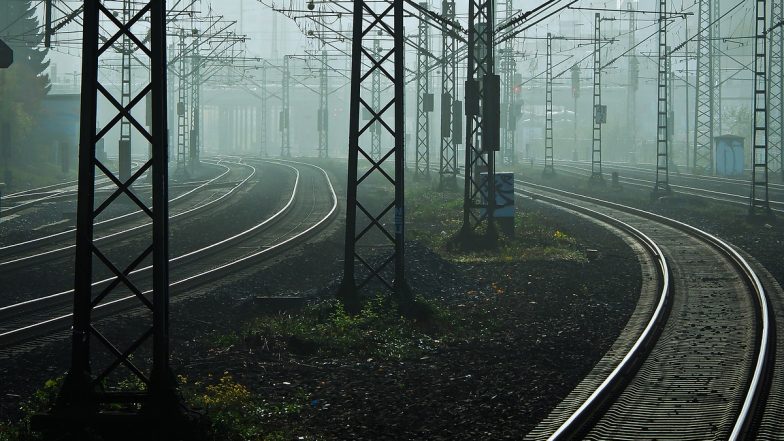 कर्नाटक के टेकल रेलवे स्टेशन पर बड़ा हादसा टला, कार लेकर प्लेटफॉर्म पर पहुंच गया नशे में धुत ड्राइवर, फिसलकर ट्रैक पर जा गिरी गाड़ी