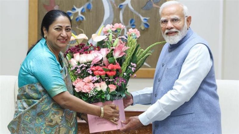 Delhi CM Rekha Gupta Meets PM Modi: दिल्ली की मुख्यमंत्री बनने के बाद रेखा गुप्ता ने पीएम मोदी से पहली बार की मुलाकात की, देखें तस्वीरें