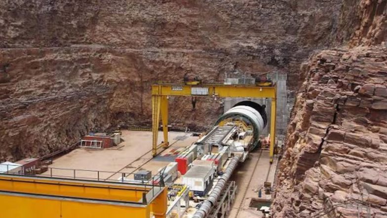 Telangana Tunnel Collapse Update: तेलंगाना टनल हादसे के बाद लोगों को बचने के लिए युद्ध स्तर पर रेस्क्यू ऑपरेशन जारी, अंदर फंसे लोगों में दो इंजीनियर सहित 8 लोग हैं शमिल; VIDEO
