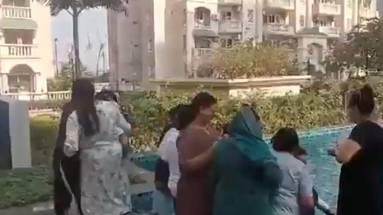 Viral Video: नोएडा की एक सोसायटी में लोगों ने किया महाकुंभ के जल से पवित्र स्नान, स्विमिंग पूल को त्रिवेणी संगम बनाकर लगाई डुबकी