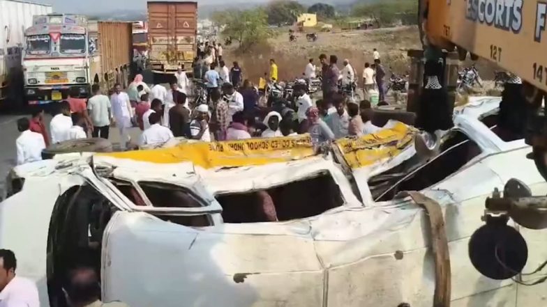 Solapur Road Accident Video: महाराष्ट्र एक सोलापुर में भीषण सड़क हादसा, ट्रक, मिनी बस और बाइक की टक्कर में 3 की मौत, कई जख्मी