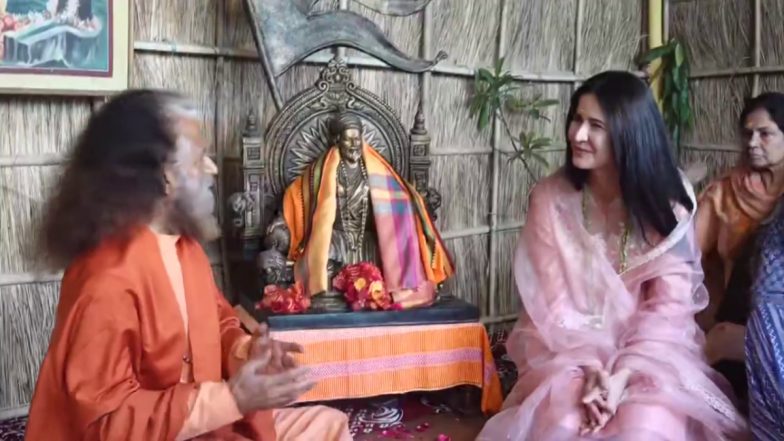 VIDEO: महाकुंभ पहुंचीं कैटरीना कैफ ने सास के साथ लगाई संगम में डुबकी, फैंस कर रहे तारीफ