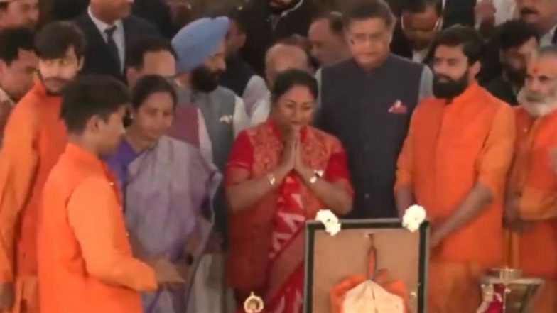 Delhi: सीएम रेखा गुप्ता ने पहले दिन लिया यमुना का आशीर्वाद, सभी मंत्रियों के साथ आरती में लिया हिस्सा