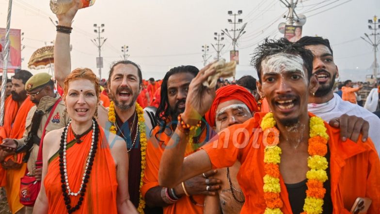 Maha Kumbh Mela 2025: 'यह अविश्वसनीय है...',त्रिवेणी संगम में सैकड़ों विदेशी श्रद्धालुओं ने किया अमृत स्नान, महाकुंभ को बताया ऐतिहासिक पर्व (Watch Video)