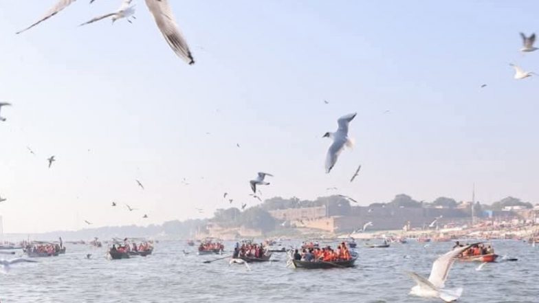 Maha Kumbh 2025: महाकुंभ में नाविकों की लूट! संगम जाने के लिए वसूल रहे दो से ढाई हजार रुपए; मेला प्रशासन का कोई नियंत्रण नहीं (Watch Video)
