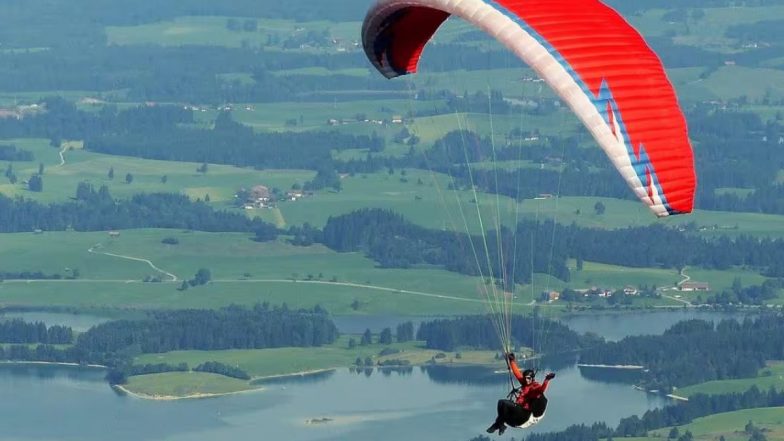 Student Paraglides to College in Satara: गजब! परीक्षा में देर न हो इसलिए छात्र ने किया पैराग्लाइडिंग, महाराष्ट्र के सतारा जिले का VIDEO वायरल