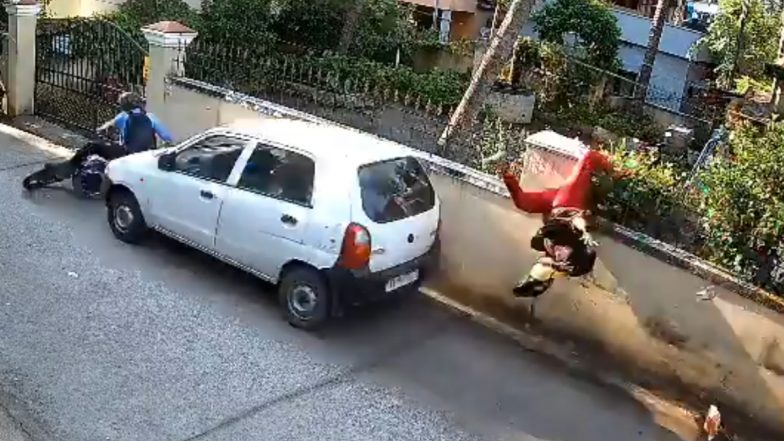 Mangaluru Road Accident: पड़ोसी के साथ विवाद के चलते रिटायर्ड बीएसएनएल कर्मचारी ने बाइक सवार को उड़ाया, हादसे में फुटपाथ से चल रही महिला भी उल्टी लटकी, मंगलुरु की घटना (Watch Video)