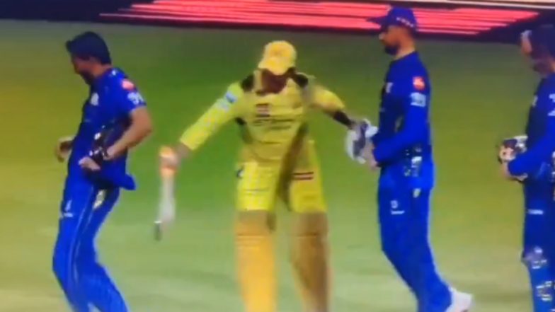 IPL 2025: एमएस धोनी ने मजाक में दीपक चाहर को बल्ले से मारा, CSK vs MI मैच के दौरान दोनों के बीच हुई मस्ती