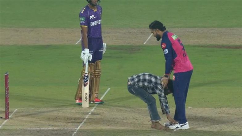 IPL 2025: गुवाहाटी में RR बनाम KKR मैच के दौरान मैदान पर पहुंचा शख्स, छुए रियान पराग के पैर