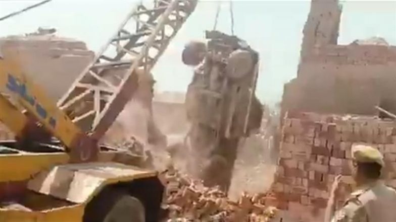 Bareilly News: यूपी के बरेली में बड़ा हादसा! ईंट भट्ठे की दीवार गिरने से 6 मजदूर दबे, एक मजदूर की मौत (Watch Video)