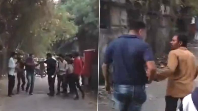 VIDEO:  वाशरूम में जाकर पुरुषों के बनाता था वीडियो, लोगों ने पकड़कर शख्स की कर दी पिटाई, पुणे जिले का वीडियो आया सामने