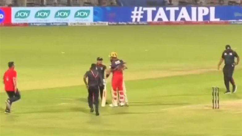 IPL 2025: KKR vs RCB मैच में फैन ने मैदान में घुसकर किया  सुरक्षा का उल्लंघन, सीधे जाकर विराट कोहली के छुए पैर
