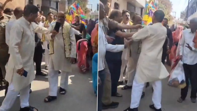 VIDEO: आगरा में BJP के पूर्व मंत्री और विधायक के बीच सड़क पर लोगों के सामने हाथापाई, लोकतंत्र रक्षक सेनानी की शव यात्रा में भिड़े दोनों, वीडियो आया सामने