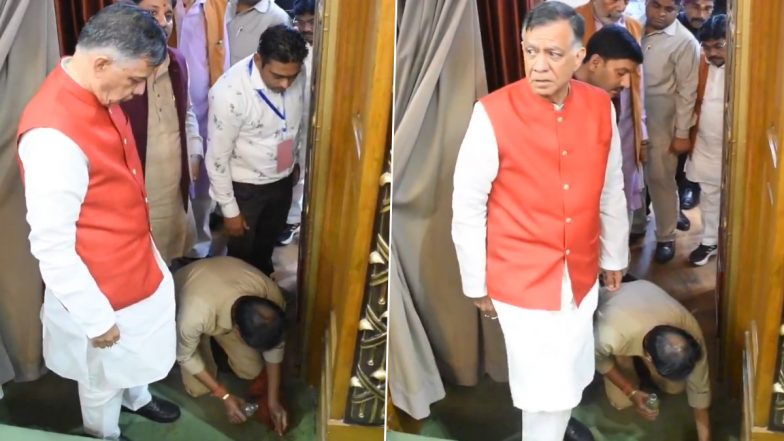 VIDEO: यूपी की विधानसभा में विधायक ने गुटखा खाकर थूंका, भड़के अध्यक्ष ने करवाया साफ़ और कहा कि जिसने भी किया है खुद सामने आ जाएं नहीं तो मैं बुलाऊंगा