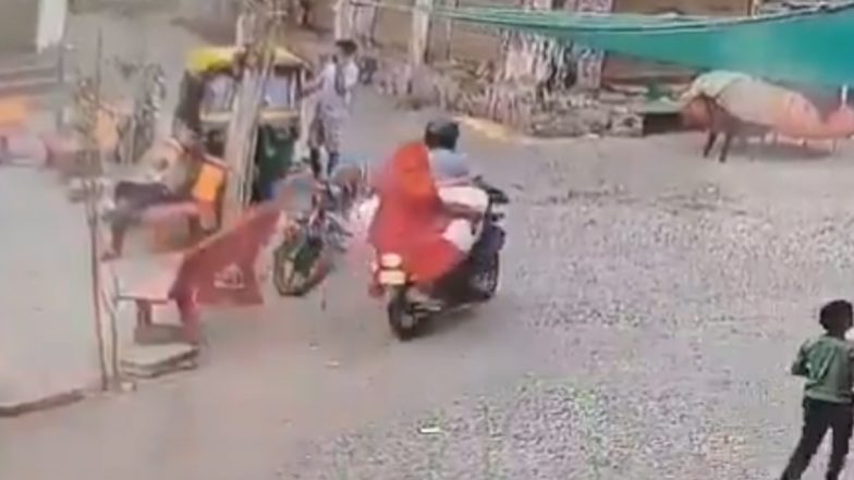 Husband’s Murder in Jaipur: जयपुर में पत्नी ने 12 साल छोटे प्रेमी के साथ मिलकर पति को उतारा मौत के घाट, फिर शव को बोरे में डालकर बाइक से ले जाकर जंगल में जलाया (Watch Video)