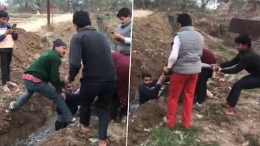 VIDEO: समाजवादी पार्टी के पार्षद को नाले में गिराकर पीटा, मौके पर काफी लोग रहे मौजूद, मेरठ से वीडियो आया सामने