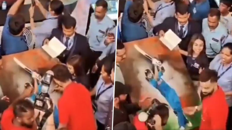 Virat Kohli Signs Autograph On Painting: विराट कोहली ने फैन की पेंटिंग पर किया साइन, सुरक्षा ने रोका फिर भी फैंस तक पहुंचे स्टार बल्लेबाज, देखें वीडियो