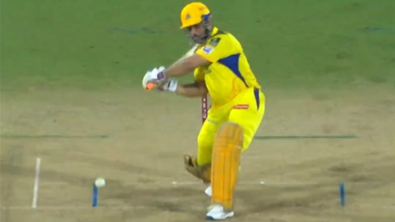 MS Dhoni Six Video: तुषार देशपांडे की गेंद पर एमएस धोनी लगाया शानदार छक्का, वीडियो हुआ वायरल