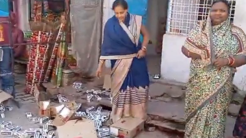 VIDEO: झांसी में शराब की दूकान के बाहर महिलाओं का हंगामा, आबादी के बीच होने के कारण जताया विरोध, तोड़फोड़ की ओर बोतलों को उठाकर सड़क पर फेंका