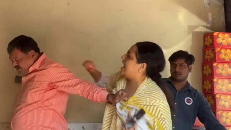 VIDEO: शिंदे की शिवसेना की महिला कार्यकर्ता ने अपने ही पार्टी के पूर्व नगरसेवक की जमकर की पिटाई, कल्याण का वीडियो आया सामने