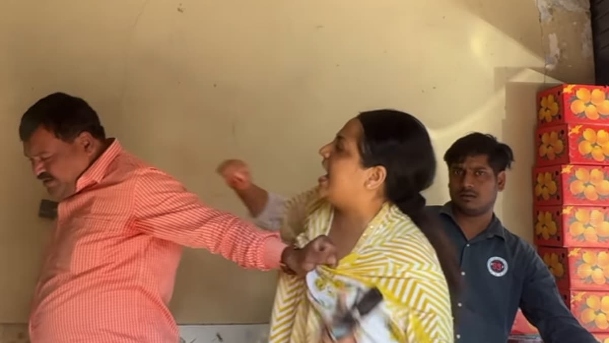 VIDEO: शिंदे की शिवसेना की महिला कार्यकर्ता ने अपने ही पार्टी के पूर्व नगरसेवक की जमकर की पिटाई, कल्याण का वीडियो आया सामने