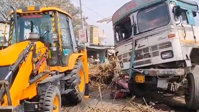 Sitapur Road Accident: गन्ने से भरा एक ओवरलोड ट्रक ई रिक्शा पर पलटा, 2 की हुई मौत, सीतापुर हरगांव की घटना (Watch Video)