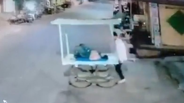 VIDEO: शर्मनाक! रतलाम में गर्भवती महिला को अस्पताल ने लौटाया, ठेले पर डिलीवरी से नवजात की मौत