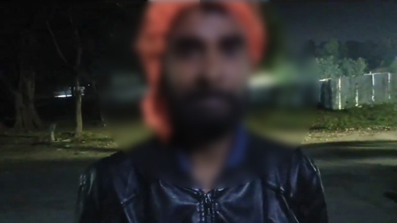 VIDEO: इंसानियत शर्मसार! मौत के बाद भाई पहुंचा शव को देखने पोस्टमार्टम हाउस, चौकीदार ने मांग लिए 500 रूपए, अलीगढ जिले की हैरान करनेवाली घटना आई सामने