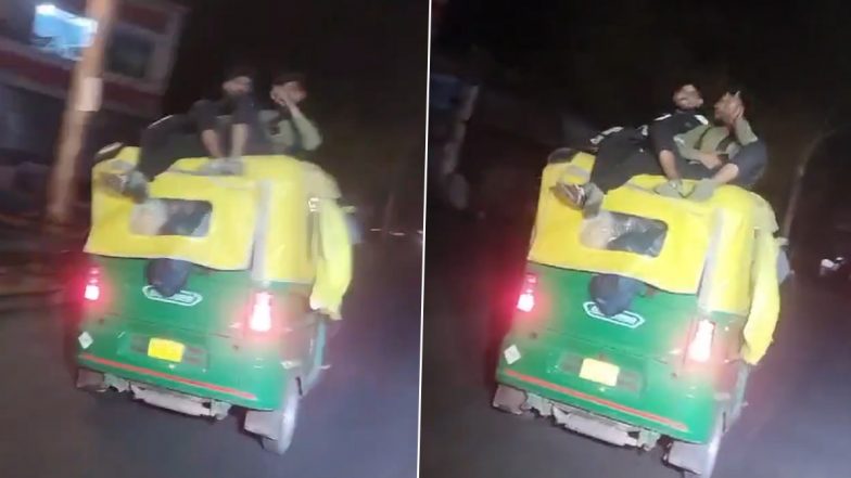 UP: झांसी में ऑटो और उसकी छत पर बैठे यात्रियों के यातायात नियमों के उल्लंघन का वीडियो वायरल