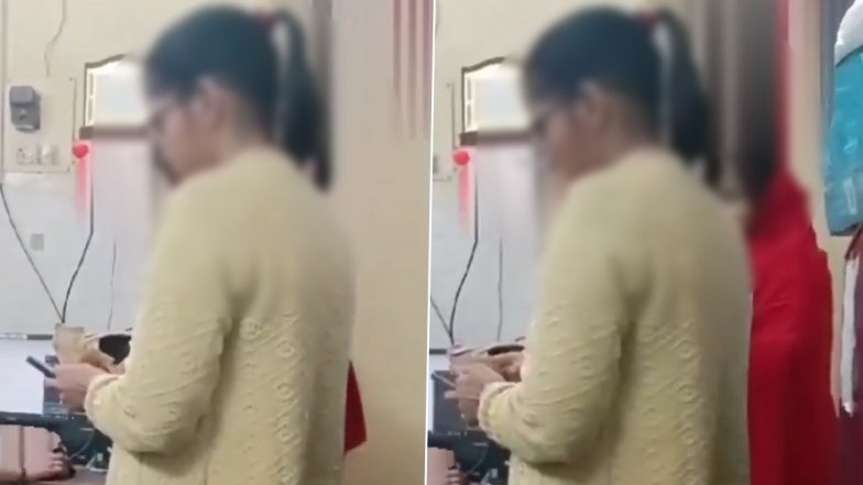 VIDEO: गरीब महिलाओं से डिलीवरी के नाम पर हो रही है उगाही, उन्नाव के नवाबगंज के सरकारी हॉस्पिटल की स्टाफ नर्स का पैसे लेते हुए वीडियो आया सामने