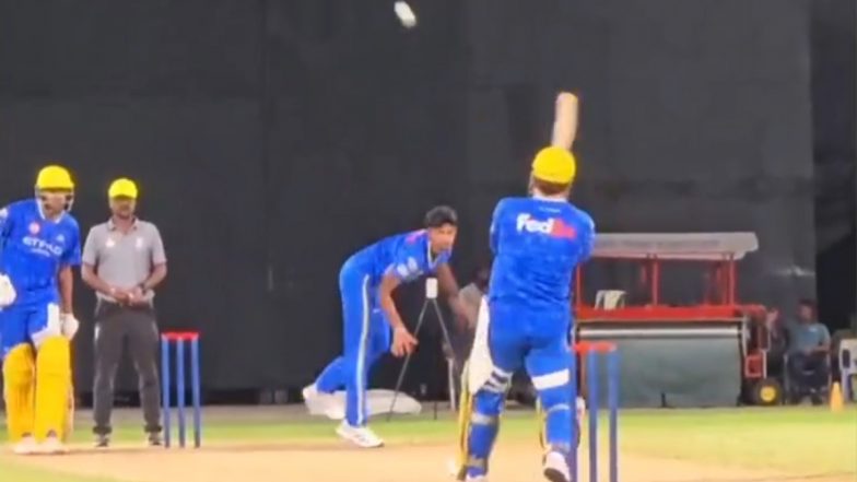 MS धोनी ने ट्रेडमार्क हेलीकॉप्टर शॉट का किया इस्तेमाल, IPL 2025 से पहले CSK के अभ्यास सत्र के दौरान मथीशा पथिराना की गेंद पर जड़ा छक्का, देखें वीडियो