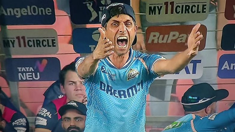 IPL 2025: आशीष नेहरा GT बनाम MI मैच के दौरान गुजरात टाइटन्स के खिलाड़ियों पर चिल्लाते हुए आए नजर, फैंस ने उन्हें कहा फुटबॉल मैनेजर, देखें वीडियो