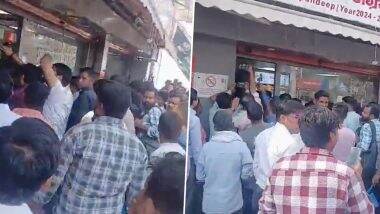 VIDEO: एक शराब की बोतल के साथ दूसरी फ्री का ऑफर, दुकानों के बाहर लगी लोगों की भीड़, नोएडा से वीडियो आया सामने VIDEO: एक शराब की बोतल के साथ दूसरी फ्री का ऑफर, दुकानों के बाहर लगी लोगों की भीड़, नोएडा से वीडियो आया सामने