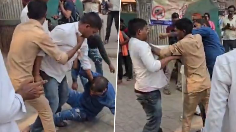 VIDEO: कल्याण रेलवे स्टेशन के बाहर रिक्शा चालकों में फ्री स्टाइल, दोनों के बीच हुई जमकर मारपीट, वीडियो आया सामने