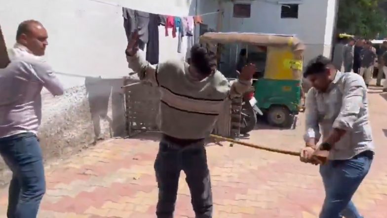 VIDEO: दो दिन पहले सड़क पर किया हंगामा, कई वाहनों को तोड़ा, अब पुलिस ने बदमाशों को जमकर पीटा, घर भी गिराए, अहमदाबाद के वस्त्राल का वीडियो आया सामने