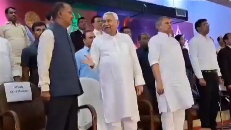 VIDEO: राष्ट्रगान के दौरान करने लगे अजीब हरकतें! क्या CM नीतीश कुमार की मानसिक स्थिति ठीक है? वायरल वीडियो पर तेजस्वी यादव ने कसा तंज