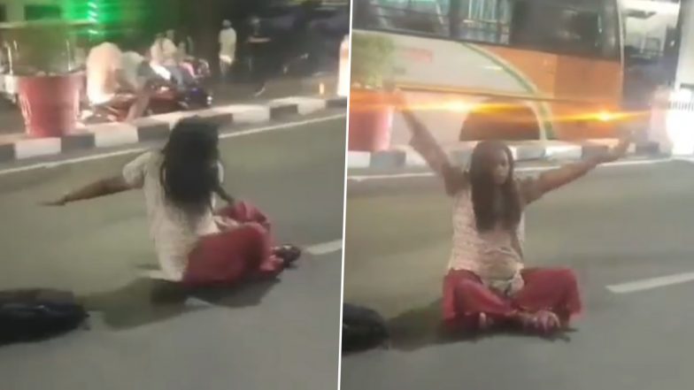 VIDEO: लखनऊ में बीच सड़क पर महिला ने किया ड्रामा, बाल खोलकर नीचे बैठकर करने लगी अजीब हरकते, लोग देखकर हुए हैरान