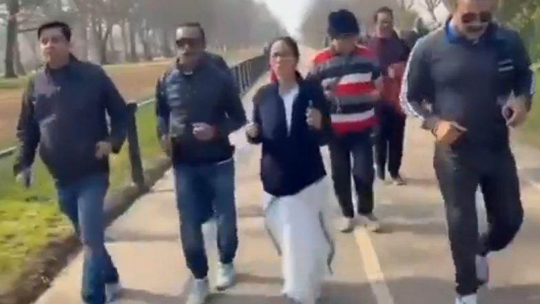 VIDEO: पश्चिम बंगाल की CM ममता बनर्जी ने साड़ी और स्लीपर पहनकर लंदन के हाइड पार्क में की जॉगिंग, अधिकारीयों को भी लगानी पड़ी दौड़