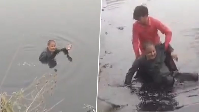 VIDEO: गंदे नाले में गिरा शख्स, दलदल में जाकर फंसा, घंटों की मशक्कत के बाद लोगों ने निकाला बाहर, हाथरस का वीडियो आया सामने