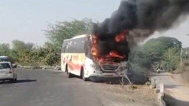 Shivshahi Bus Caught Fire: अमरावती यवतमाल रोड पर शिवशाही बस में लगी भीषण आग, यात्रियों की जान बाल बाल बची, वीडियो आया सामने (Watch Video) Shivshahi Bus Caught Fire: अमरावती यवतमाल रोड पर शिवशाही बस में लगी भीषण आग, यात्रियों की जान बाल बाल बची, वीडियो आया सामने (Watch Video)