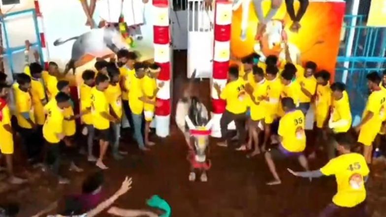 Jallikattu 2025: मदुरै के अलंगनल्लूर में भव्य जलीकट्टू कार्यक्रम का आयोजन
