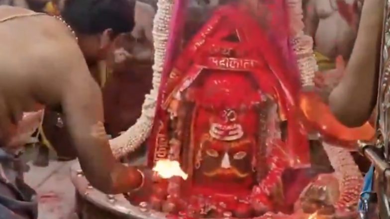 पुजारियों ने बाबा महाकाल को लगाया गुलाल, भस्म आरती के साथ हुई होली की शुरुआत