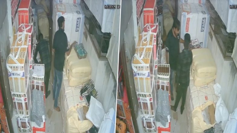 VIDEO: जालौन में कपड़ा गोदाम से 50 लाख रूपए की साड़ियों की चोरी, सीसीटीवी में कैद हुई घटना, मालिक ने कर्मचारियों पर लगाया आरोप